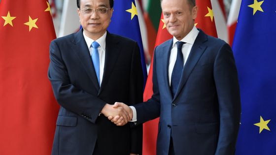 Le Premier ministre chinois, Li Keqiang et le président du Conseil européen, Donald Tusk, lors du Sommet UE-Chine, à Bruxelles, le 9 avril. Ils se sont engagés à réformer l'OMC. ©AFP - JOHN THYS