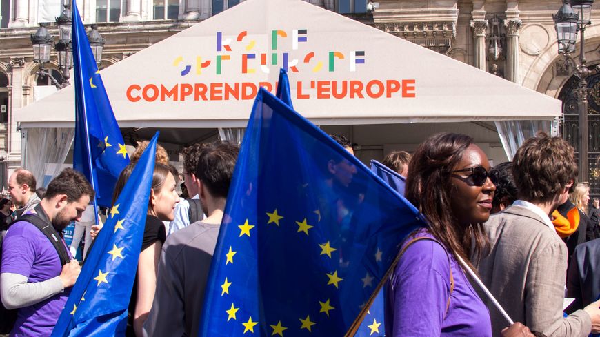 En cette année électorale, les associations de jeunesse ont multiplié les actions d'information sur l'Union européenne, comme ici, à Paris sur le parvis de l’hôtel de ville.