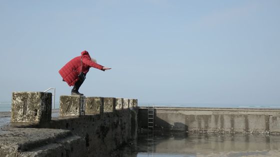 Marie-Françoise Avenel sur le plongeoir de la piscine de Granville - Charlotte Pouch