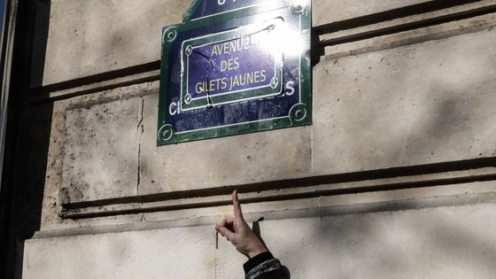 Même si les "gilets jaunes" n'ont plus manifesté aux Champs Elysées récemment, les samedis sont des journées mortes pour les commerçants, car les touristes et riverains fuient le quartier qui fait en plus l'objet de mesures de sécurité renforcées ©AFP - Geoffroy VAN DER HASSELT