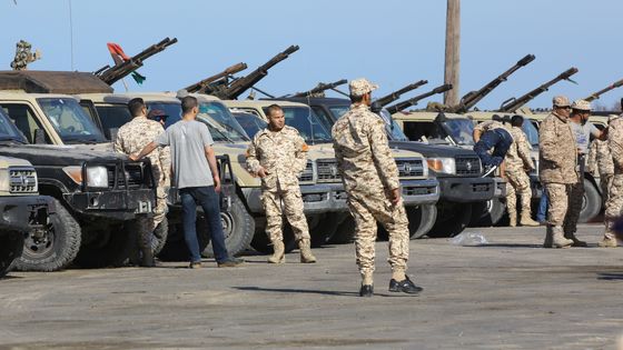 Les forces fidèles au gouvernement d'union libyen soutenu par l'ONU arrivent à Tajura, une banlieue côtière de la capitale libyenne, Tripoli, le 6 avril 2019, depuis leur base de Misrata. ©AFP - MAHMUD TURKIA / AFP
