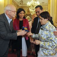 Médaille du Sénat remise à une personne étrangère ayant obtenu le diplôme initial de la langue française (DILF)
