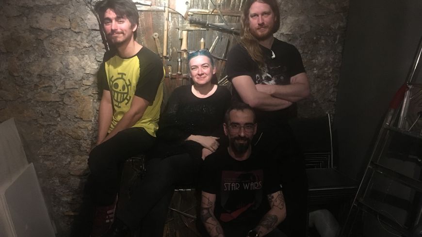 Marc-Antoine, Juliette, Benjamin et Logan : quatre adeptes de séries. Ici assis sur une réplique du trône de fer au sous sol du "dernier bar avant la fin du monde" à Paris.
