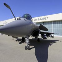 Un avion de chasse de type Rafale construit par Dassault.