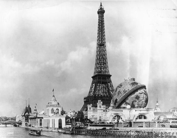 Le Globe Céleste, au pied de la Tour Eiffel