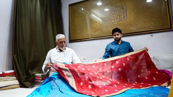 Maqbool Hasan (à g), tisserand musulman et propriétaire de Resham India à Bénarès, la circonscription de Narendra Modi. ©Radio France - Sébastien Farcis