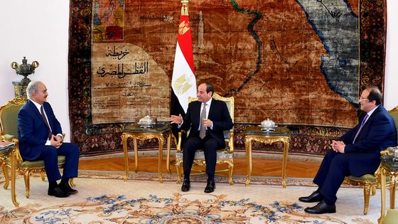 Le président égyptien Abdel Fattah al-Sissi (au centre) rencontre le maréchal Haftar (à gauche) au Caire. ©AFP - Egyptian Presidency / AFP