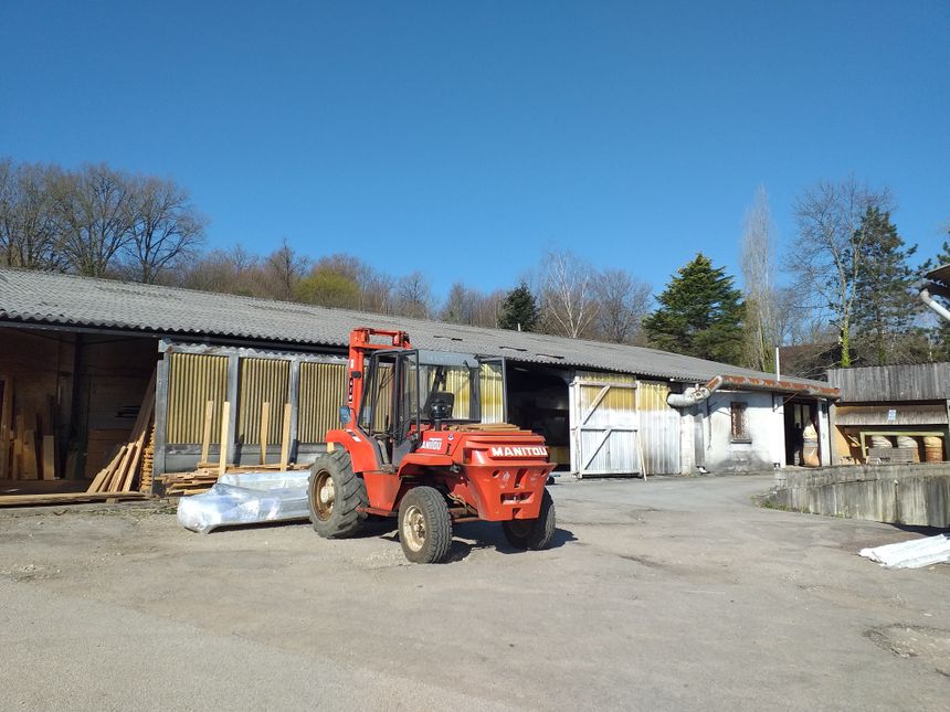 Le hangar pour abriter les bois, avant de le travailler.