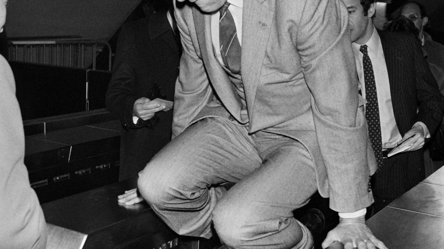 Le maire de Paris Jacques Chirac saute un portillon du métro parisien dans la station de RER Auber le 5 décembre 1980