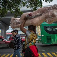Une femme Africaine porte un mannequin sur sa tête à Guangzhou, Guangdong province, Chine, 15.11.2017 A partir des années 1990 et dans les années 2000, la communauté d'expatriés et de migrants a grandi formant une "Petite Afrique"