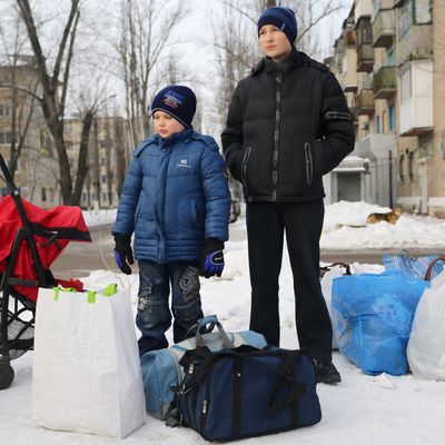 Avdiivka, Ukraine, février 2017, les habitants s'apprêtent à quitter la ville, alors que les forces gouvernementales et les séparatistes pro russes ont échangé des tirs de mortier et de roquettes.