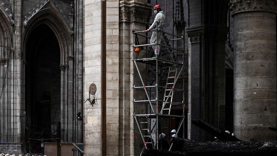 Ouvrrier inspectant les dégats dans la cathédrale de Notre-Dame de Paris ©AFP - Philippe LOPEZ