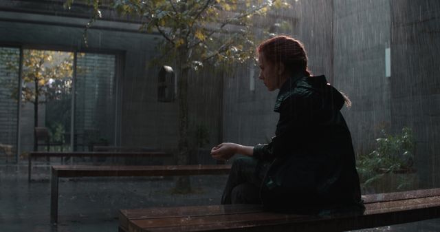 Black Widow (Scarlett Johansson), hébétée…