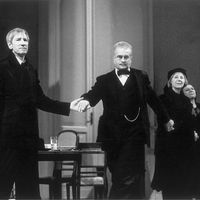 Place des Héros Wolfgang Gasser;Frank Hoffmann;Bibiana Zeller et Anneliese Roemer après la première nuit de'Heldenplatz' de Thomas Bernhard. Burgtheater. Vienne. 4 novembre 1988.