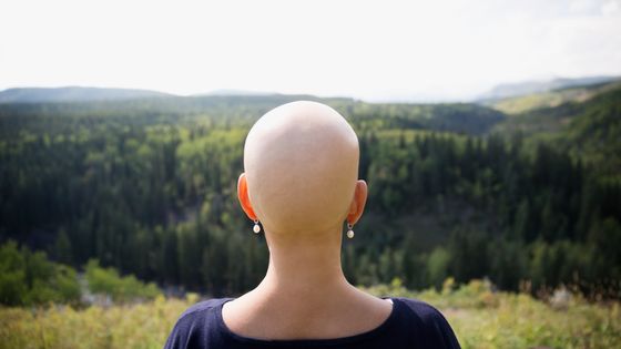 Une malade du cancer dans la campagne ©Getty - Hero Images