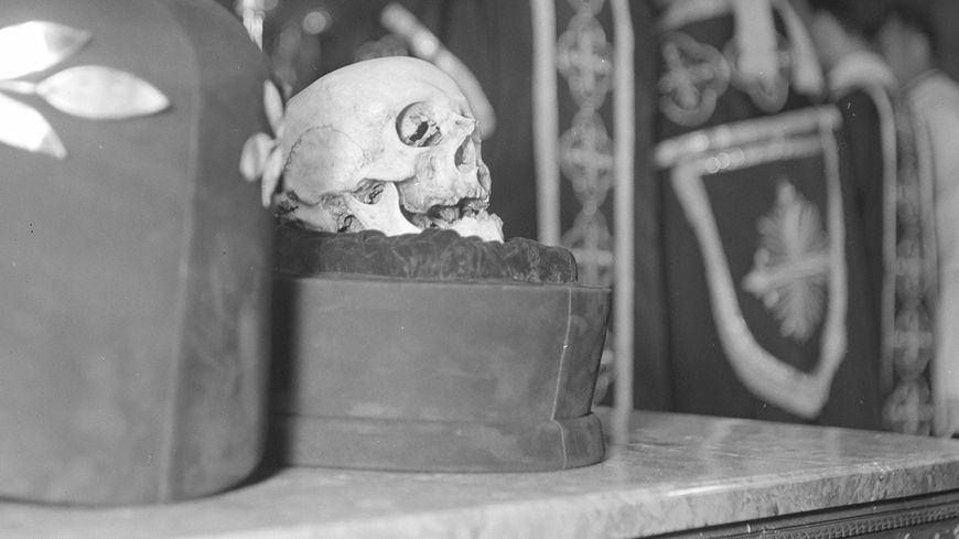 Crâne retrouvé de Joseph Haydn et exposé dans l'église d'Eisenstadt (Autriche) en 1954.