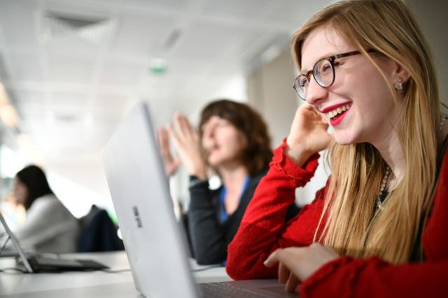 Garance Casalis, sur le campus Microsoft dans le cadre d'une formation Simplo.co pour devenir developpeuse Data IA