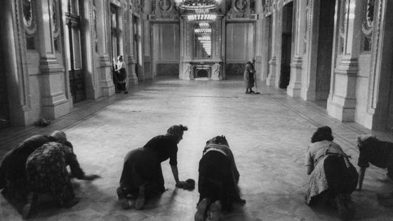 L'Opéra de Vienne c'est aussi un corps de "balais" ... et pas n'importe lequel. Femmes nettoyant le sol avant une représentation - Opéra de Vienne en 1955 ©Getty - James Whitmore / The LIFE Images Colec