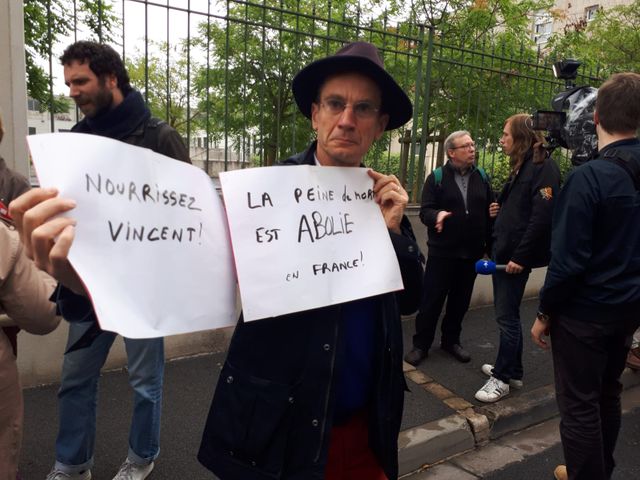 Manifestant pour le maintien en vie de Vincent Lambert