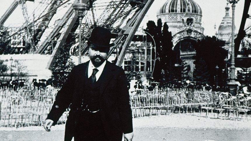 Isaac Albéniz lors d'une visite a la Tour Eiffel (Paris), en 1905.