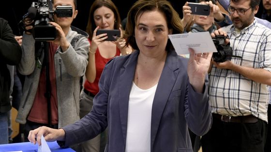 La mairesse sortante de Barcelone, Ada Colau, au moment de son vote aux élections municipales, régionales et européennes le dimanche 26 mai 2019. ©AFP - Josep LAGO