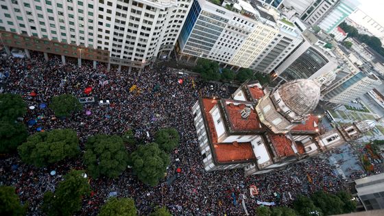 Marée humaine pour défendre l'université brésilienne à Rio de Janeiro ©AFP - WILTON JUNIOR