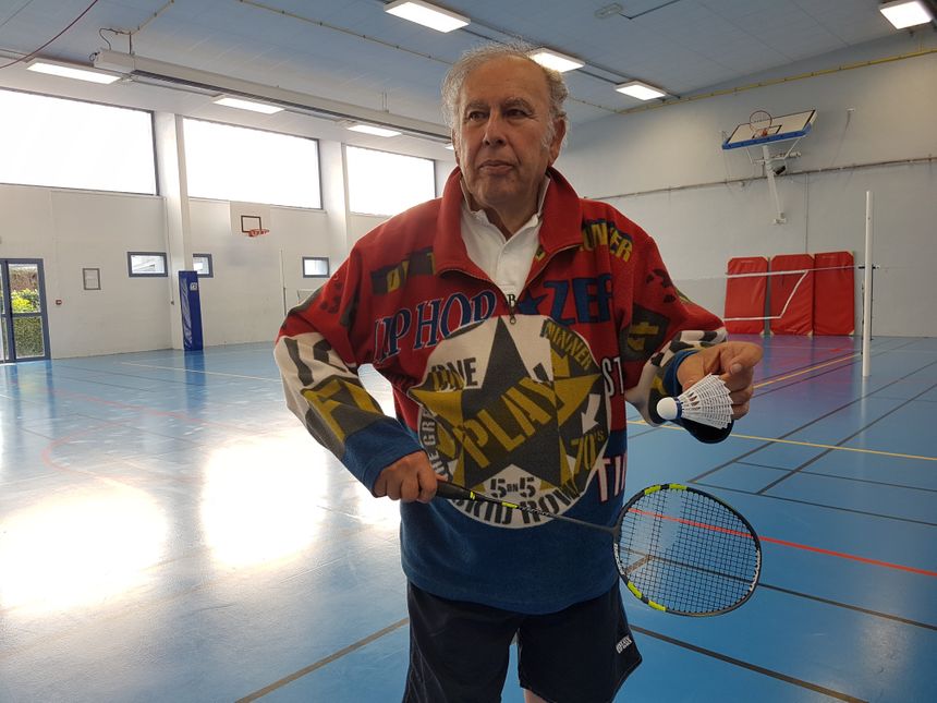 Michel Barda, retraité de 77 ans et habitant de Crain dans l'Yonne, est le doyen régional des candidats du baccalauréat cette année. Et c'est par du badminton qu'il a débuté le bac 2019.