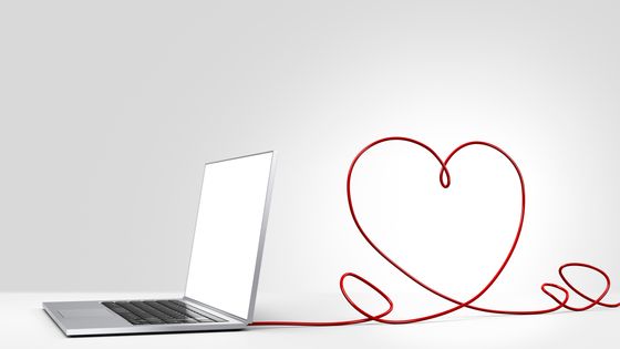 Ordinateur portable avec un cable formant un coeur ©Getty - Atomic Imagery