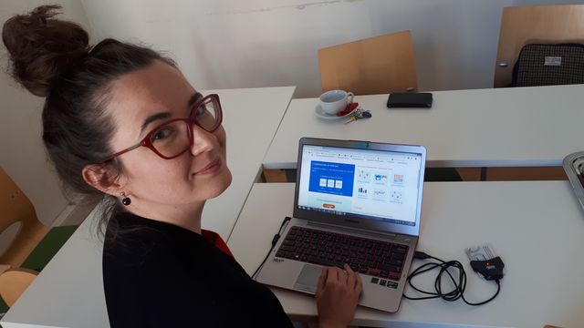 Ulla, Estonienne de 27 ans, vote pour les élections européennes depuis son bureau