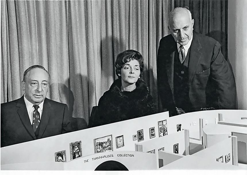 Justin et Hilde Thannhauser avec Harry Guggenheim, président de la Solomon R. Guggenheim Foundation, et une maquette montrant le projet d’aile Thannhauser au Guggenheim Museum, 1963