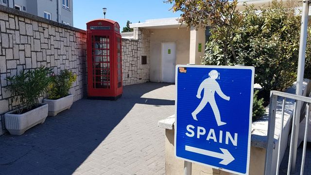 Seulement quelques mètres séparent l'Espagne et le territoire sous souveraineté britannique.
