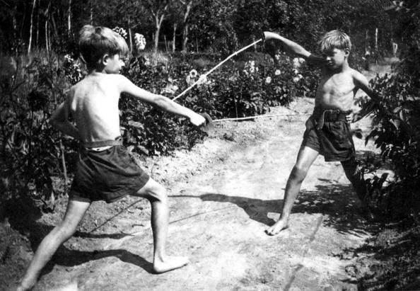 Jean-Paul Belmondo et son frère Alain, jouant à Clairefontaine, en 1940.