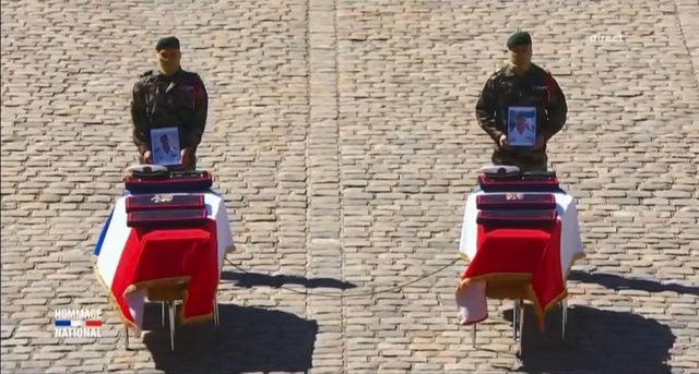 La "sangle de survie", symbole de solidarité relie les cercueils de Cédric de Pierrepont et Alain Bertoncello