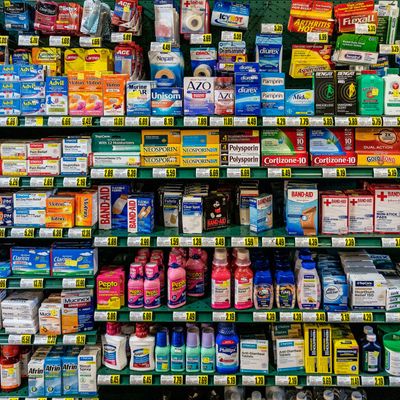 Plusieurs lots de médicaments différents en promotion dans un magasin