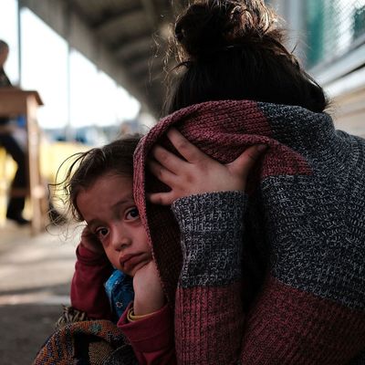 Une enfant et sa mère à la rue