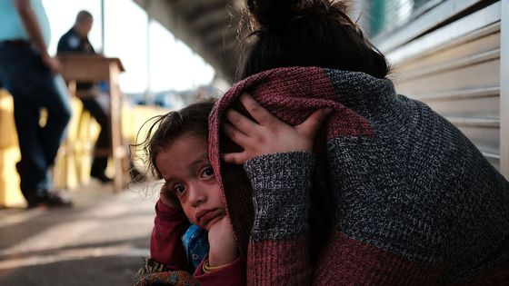 Une enfant et sa mère à la rue ©Getty - Spencer Platt