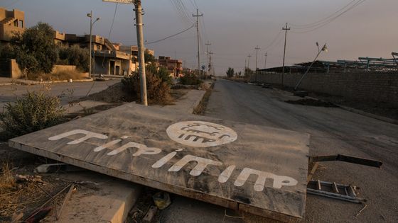 Irak : Panneau d’affichage de l’Etat Islamique au milieu de la route (8 nov. 2016) à Qaraqosh, à 32 km au sud-est de Mossoul. Cette ville, largement détruite avec toutes les églises brûlées ou lourdement endommagées, a été prise par l’EI en août 2014 ©Getty - Photo par Chris McGrath/Getty Images - Getty
