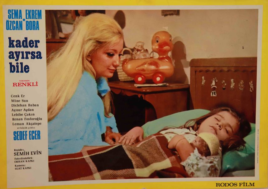 L'affiche du film "kader ayirsa bile" avec Sedef Ecer enfant (à droite)