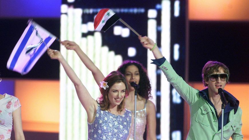 Le groupe israélien Ping Pong arborant drapeaux israéliens et syrien, lors de l'édition 2000 de l'Eurovision à Stockholm