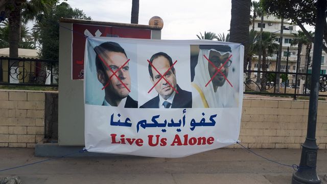 Le président Emmanuel Macron, son homologue égyptien Abdel Fattah al-Sissi, et l'émir Khalifa ben Zayed Al Nahyane, soupçonnés de soutenir le maréchal Haftar, villipendés à Tripoli.
