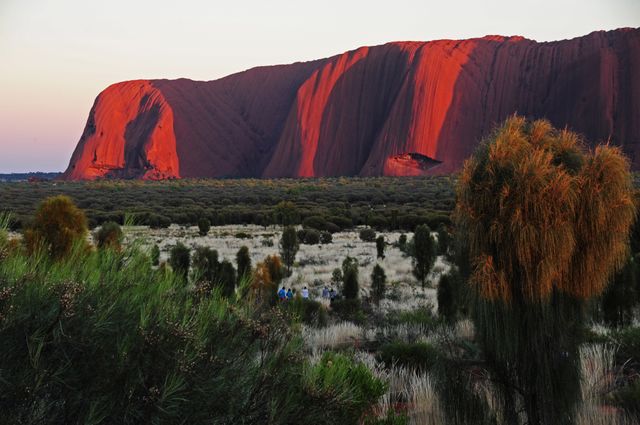 Le Mont Uluru, en Australie, attire 400 000 touristes chaque année.