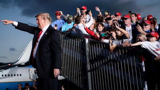 Le président des États-Unis, Donald Trump, s’exprimant après son intervention lors d’un rassemblement Make America Great Again à l’aéroport régional de Williamsport le 20 mai 2019 à Montoursville, en Pennsylvanie. ©AFP - BRENDAN SMIALOWSKI / AFP