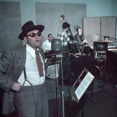 Le chanteur de jazz Frankie Laine, dont le père avait travaillé comme barbier personnel d’Al Capone, ici à New York en 1948, accompagné du batteur Jimmy Crawford.
