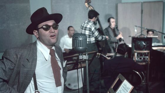 Le chanteur de jazz Frankie Laine, dont le père avait travaillé comme barbier personnel d’Al Capone, ici à New York en 1948, accompagné du batteur Jimmy Crawford. ©Getty - William P Gottlieb Collection