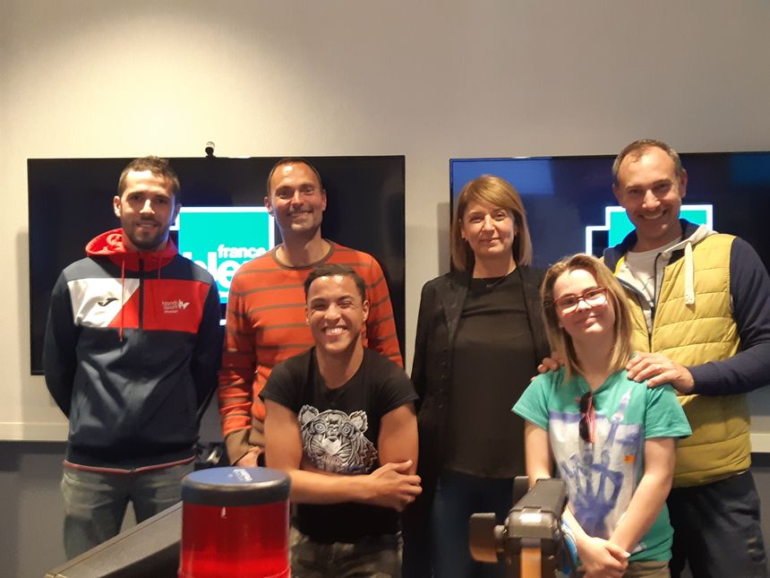 Pierre Vidal, Olivier Cattiaux, Patricia Rabble, Sébastien Plawecki, avec les athlètes handisport Mounir Debdoubi et Cassandra Coulon