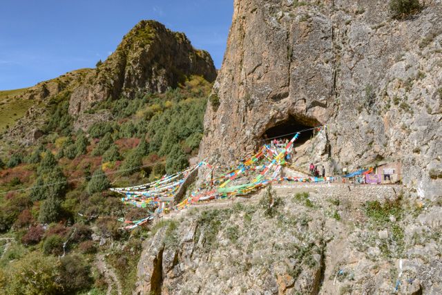 La grotte est perchée à 40 mètres au sommet du sol, sur une falaise