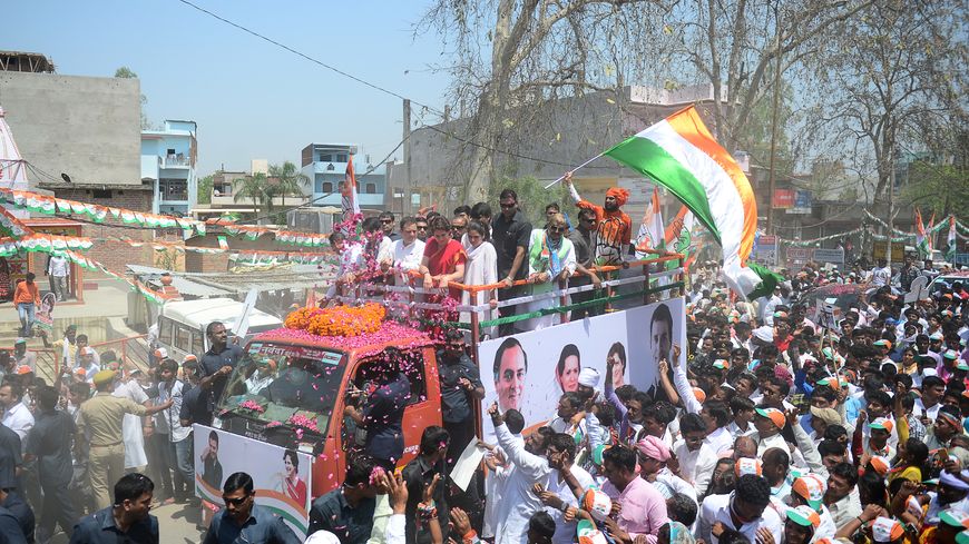 Rahul Gandhi (en blanc), le président du parti du Congrès fait campagne avec sa soeur Prinaka (en rouge) dans sa circonscription à Amethi, Uttar Pradesh 10/03/19