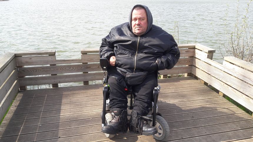 Guy Anstett a fait réaliser un ponton à Metz pour que les personnes à mobilité réduite puissent venir pêcher.