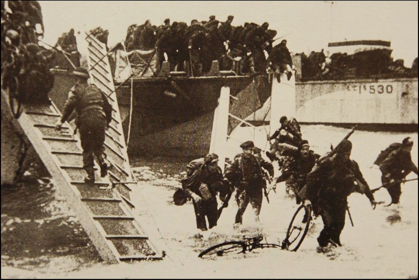 Des hommes du commando Kieffer débarquent en Normandie le 6 juin 1944.