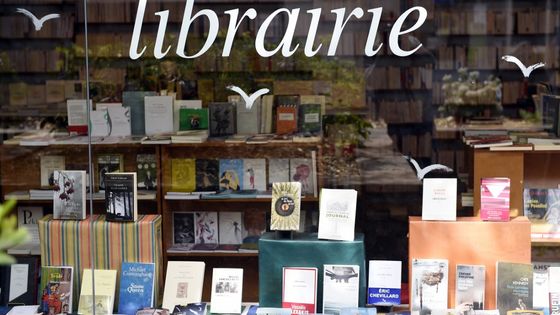Photo d'une devanture de librairie à Paris ©AFP - LOIC VENANCE